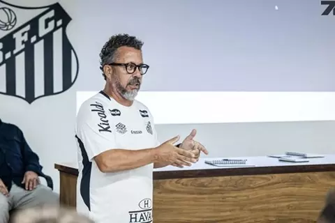 بلا خبرة كمدير فني.. تعيين كليبر شافيير مدربا لسانتوس البرازيلي